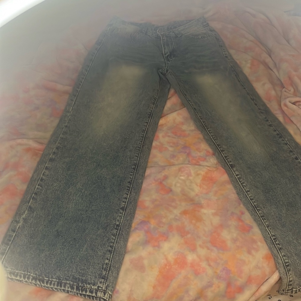 A cute and chic pair of women’s lose rise vintage washed straight leg jeans.